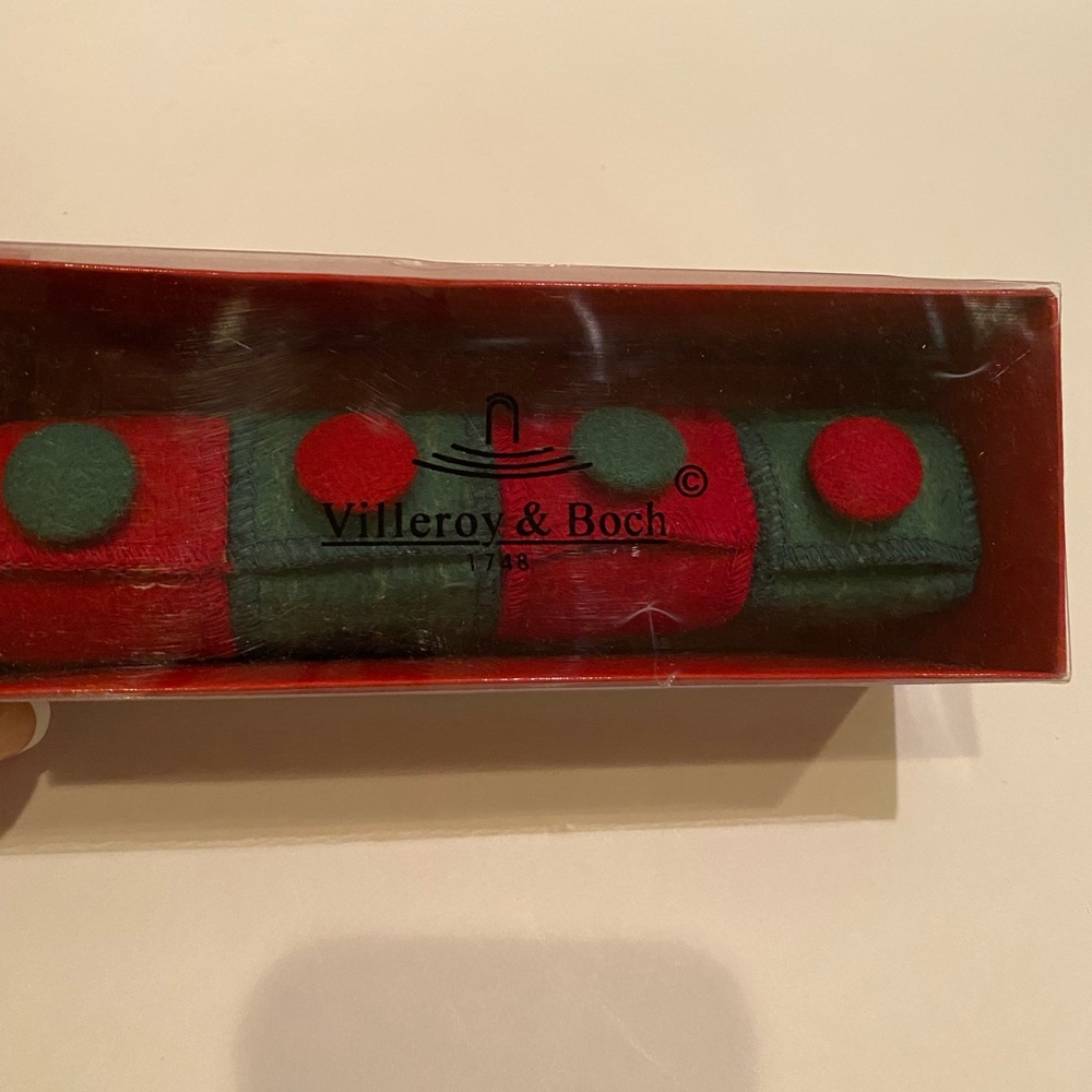 Villeroy & Boch Napkin Rings.  Green and red.  8 pieces.
